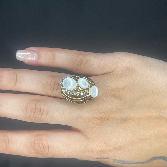 Elegant gold ring with crystal and Pearl and embellishment - Picture 2 of 4